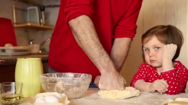 在检疫期间 一个穿着红色衣服的小女孩在家里的厨房里用面粉做蛋糕 — 图库视频影像