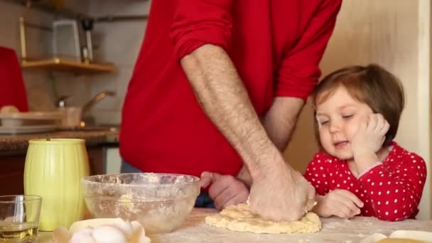 Ένα Μικρό Κορίτσι Κόκκινα Ρούχα Φτιάχνει Κέικ Από Αλεύρι Στην — Αρχείο Βίντεο