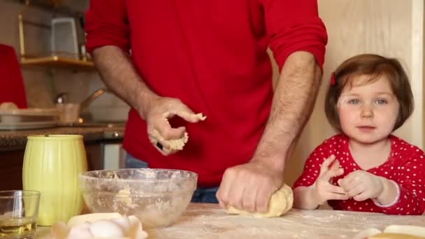 Uma Menina Roupas Vermelhas Faz Bolos Farinha Cozinha Casa Durante — Vídeo de Stock