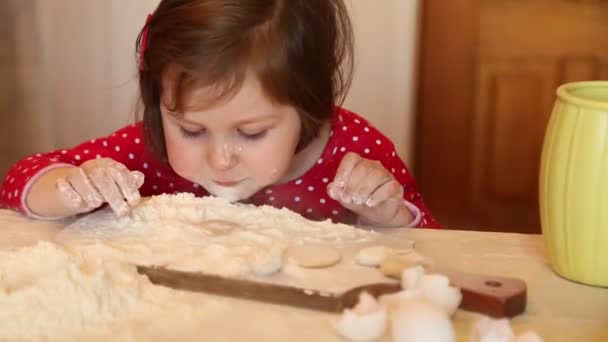 Ein Kleines Mädchen Roter Kleidung Backt Kuchen Aus Mehl Hause — Stockvideo