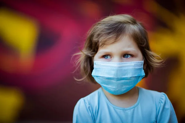 Ein Kleines Schönes Mädchen Mit Medizinischer Maske Steht Auf Der — Stockfoto