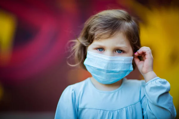 Uma Menina Pequena Bonita Uma Máscara Médica Fica Rua — Fotografia de Stock