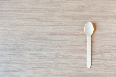 Çevre dostu, hafif ahşaptan yapılmış tek kullanımlık yiyecekler.