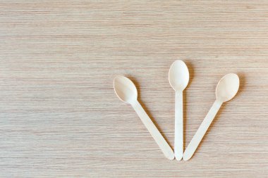 Çevre dostu, hafif ahşaptan yapılmış tek kullanımlık yiyecekler.