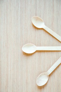 Çevre dostu, hafif ahşaptan yapılmış tek kullanımlık yiyecekler.