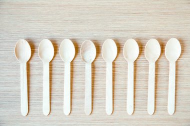 Çevre dostu, hafif ahşaptan yapılmış tek kullanımlık yiyecekler.