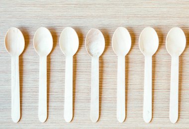 Çevre dostu, hafif ahşaptan yapılmış tek kullanımlık yiyecekler.