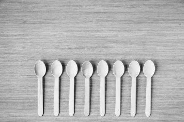 Çevre dostu, hafif ahşaptan yapılmış tek kullanımlık yiyecekler.