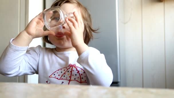 Kleines Mädchen trinkt Wasser aus einem Glas — Stockvideo