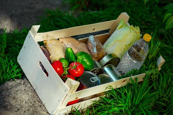 Houten Doos Met Een Set Producten Staand Het Groene Gras — Stockfoto