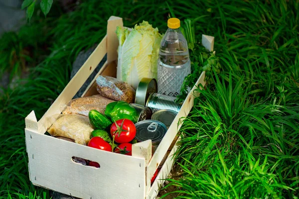 Houten Doos Met Een Set Producten Staand Het Groene Gras — Stockfoto