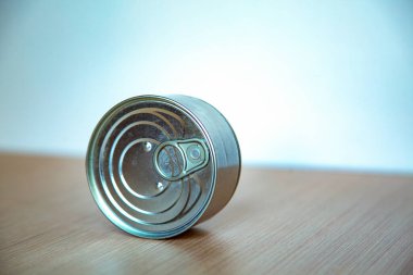 Bir teneke kutu, bir demir kutu, masanın üstünde.