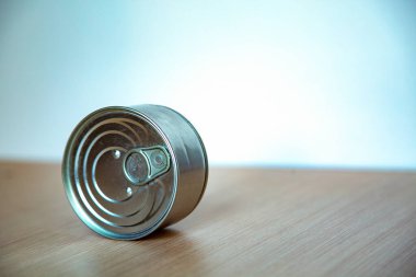 Bir teneke kutu, bir demir kutu, masanın üstünde.