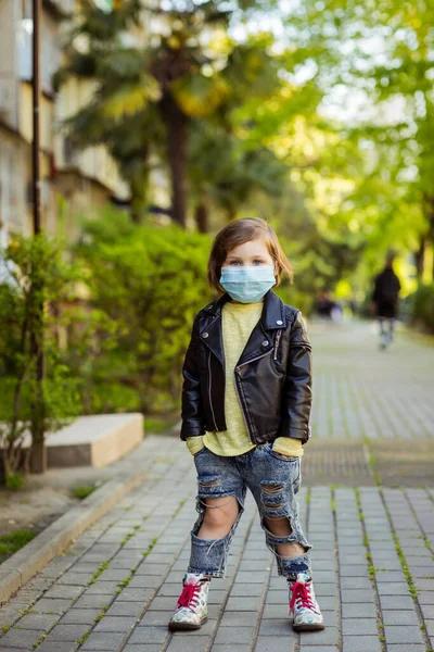 Pequena Menina Legal Andando Parque Infantil Vestindo Uma Máscara Médica — Fotografia de Stock