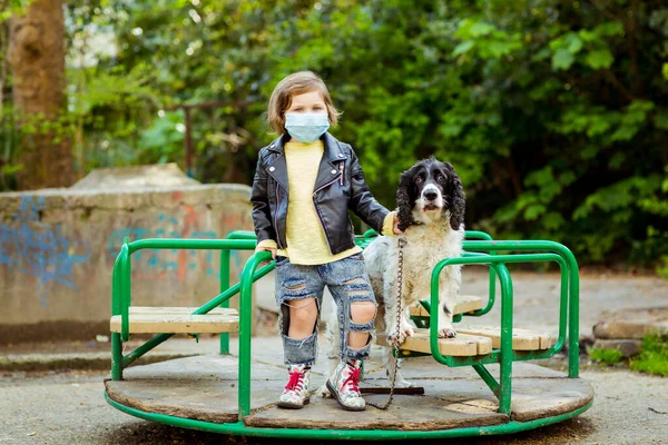 Маленькая Классная Девочка Выгуливает Собаку Детской Площадке Носит Медицинскую Маску — стоковое фото