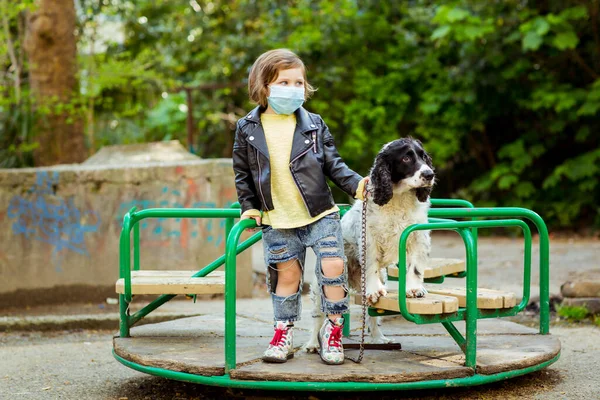 Маленькая Классная Девочка Выгуливает Собаку Детской Площадке Носит Медицинскую Маску — стоковое фото