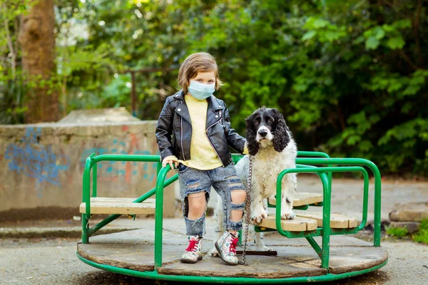 Une Petite Fille Cool Promenant Chien Dans Aire Jeux Portant — Photo