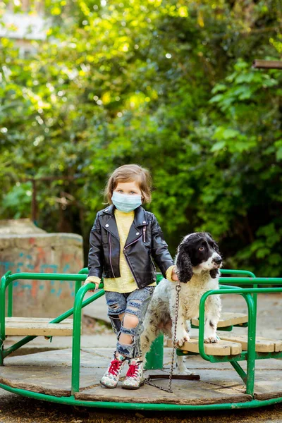 Une Petite Fille Cool Promenant Chien Dans Aire Jeux Portant — Photo