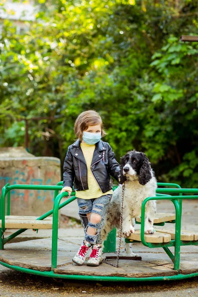 Une Petite Fille Cool Promenant Chien Dans Aire Jeux Portant — Photo