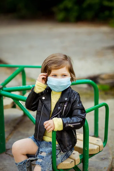 Pequena Menina Legal Andando Parque Infantil Vestindo Uma Máscara Médica — Fotografia de Stock