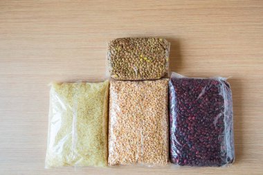 Vejetaryen yemeği ve teneke kutu mutfak masasında.