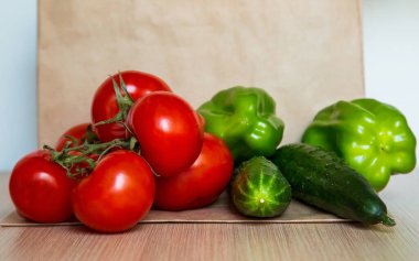 Bir dizi yeni ürün ve açık arkaplanda kahverengi bir kese kağıdı.