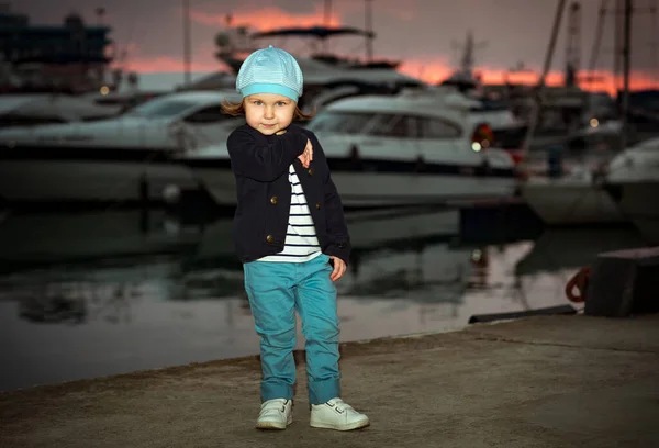 Ein Kleines Hübsches Mädchen Meerfarbenen Kleidern Spaziert Sommer Bei Sonnenuntergang — Stockfoto