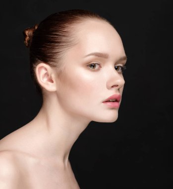 Güzel kadın doğal güzellikleri ve taranmış yumuşak saçları