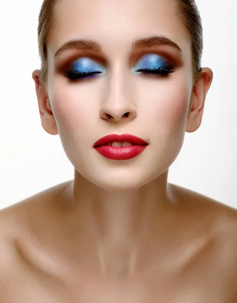 Hermosa mujer con maquillaje de noche. Ojos cerrados . — Foto de Stock