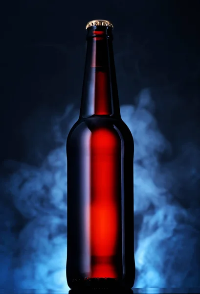 Flesje bier op een donkere achtergrond. — Stockfoto