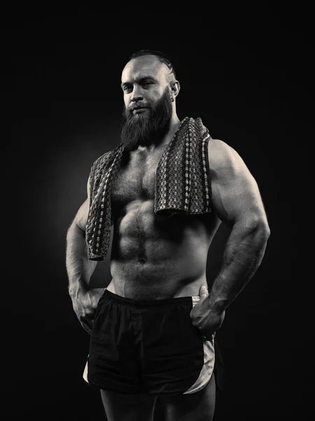 Retrato de hombre fuerte barbudo con abdominales perfectos, pectorales hombros , —  Fotos de Stock