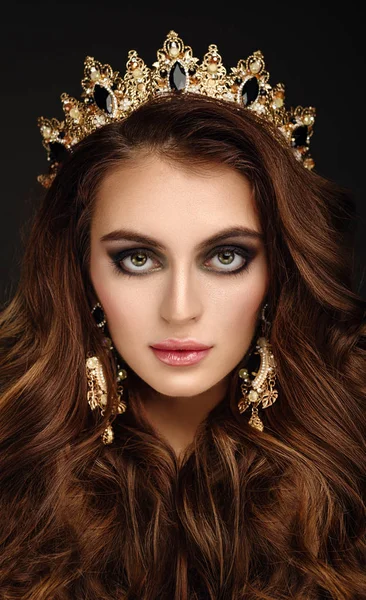 Портрет красивой девушки в золотой короне и серьге — стоковое фото