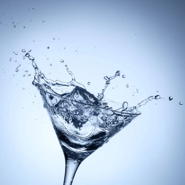 Su bardağa buz küpleriyle sıçrar.