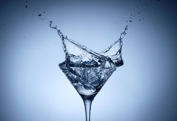 Salpicadura de agua en vidrio con cubitos de hielo —  Fotos de Stock