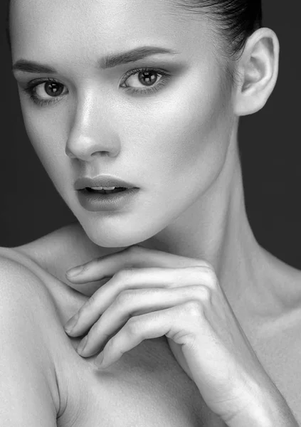 Schwarz-Weiß-Porträt einer schönen jungen Frau mit sauberem Haar — Stockfoto