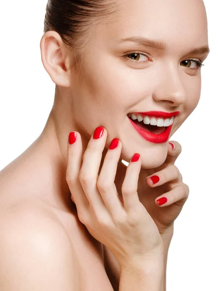Fiatal mosolygó nő vörös körmök és vörös ajkak érintése, a fa — Stock Fotó