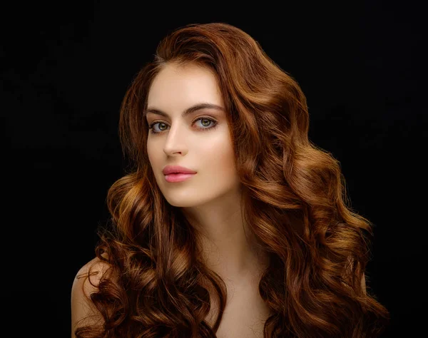 Retrato de una hermosa joven con elegante rojo largo brillante —  Fotos de Stock