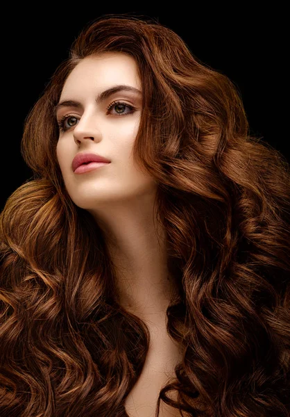 Όμορφη κοκκινομάλλα κοπέλα με Βραδινό μακιγιάζ και μακριά κυματιστά μαλλιά λαμπερά. — Φωτογραφία Αρχείου