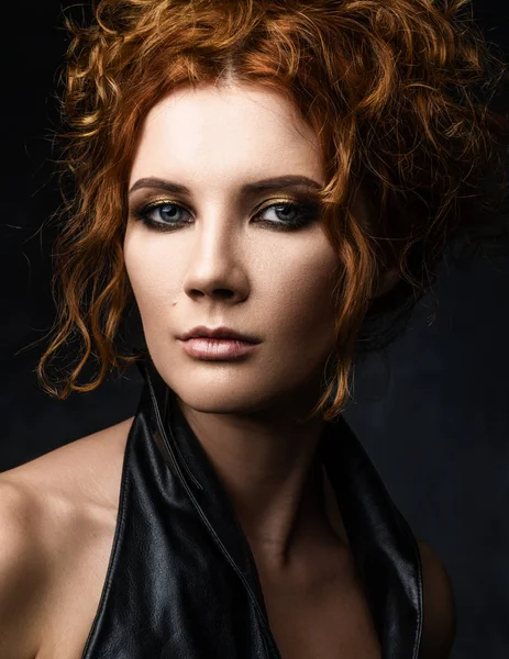 Koyu bir backg tarihinde bir deri ceketli Kızıl saçlı kadın portresi — Stok fotoğraf