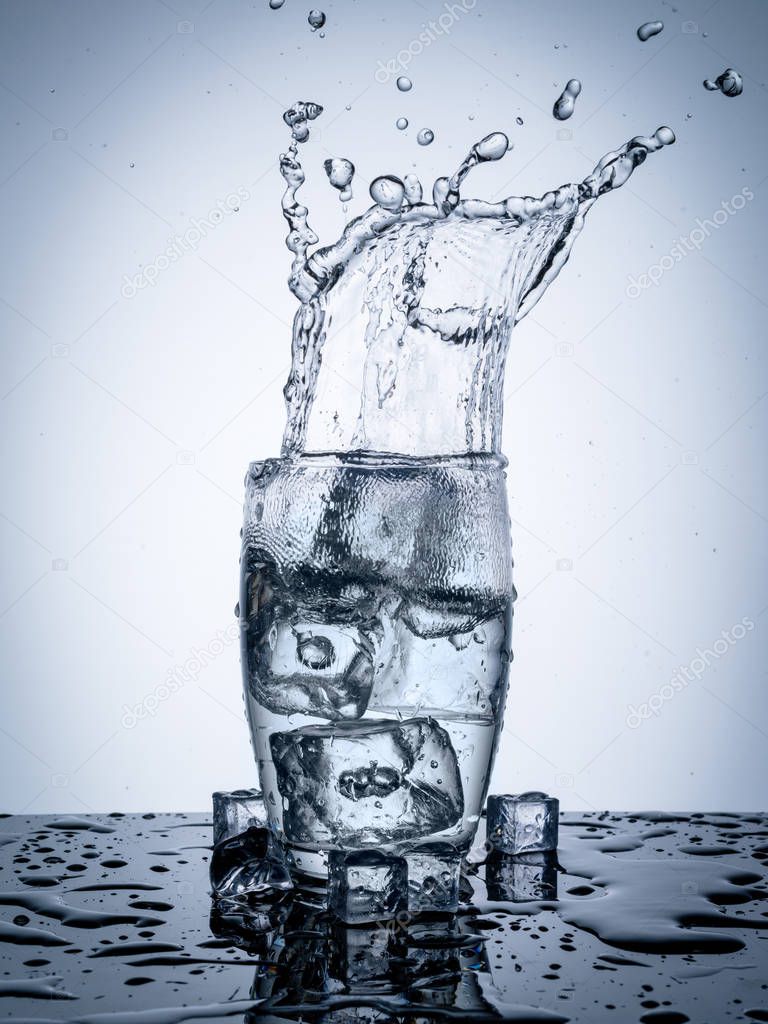 Eclaboussure D Eau En Verre Avec Glacons Image Libre De Droit Par Fotoatelie C