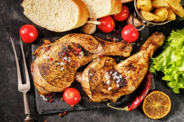 Portakal ile kavrulmuş tavuk budu