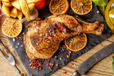 Portakal ile kavrulmuş tavuk budu