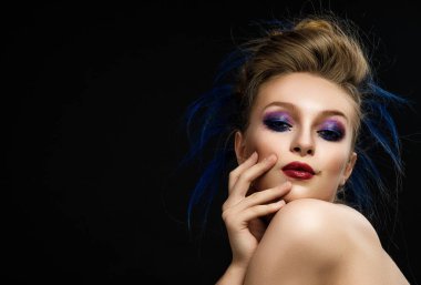 Parlak makyaj ve renkli saç modeli expressiv ile kadın ile