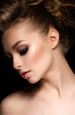 Akşam makyaj ve taranmış yumuşak saçları güzel kadınla