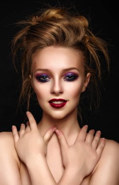 Parlak makyaj ve anlatım ile renkli saç modeli ile kız