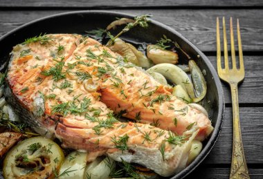 Izgarada sebzeli somon bifteği.