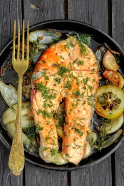 Tavada somon biftek tavada sebzeler, limon, soğan ve