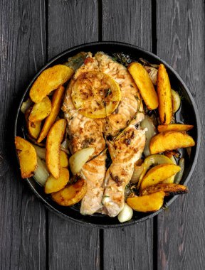 Tavada somon biftek tavada sebzeler, limon, soğan, po