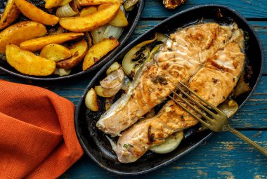 Izgarada sebzeli somon bifteği.