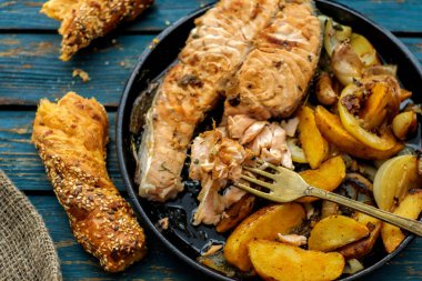 Izgarada sebzeli somon bifteği..